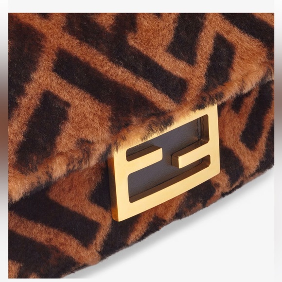 Fendi Baguette Mini shearling sheepskin bag - Picture 3 of 12